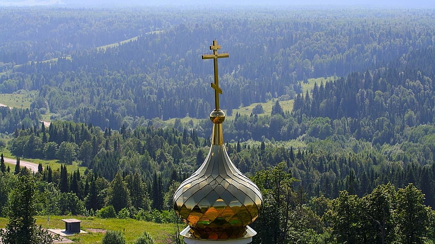 Parte superior de la iglesia ortodoxa. Naturaleza fondo de pantalla