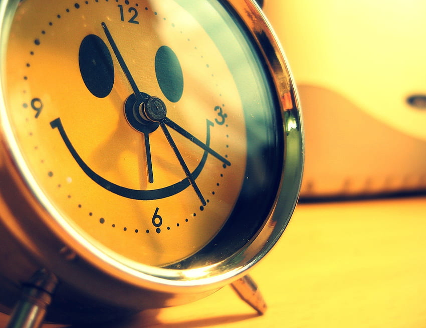 reloj amarillo, cara sonriente, reloj, despertador, amarillo fondo de pantalla