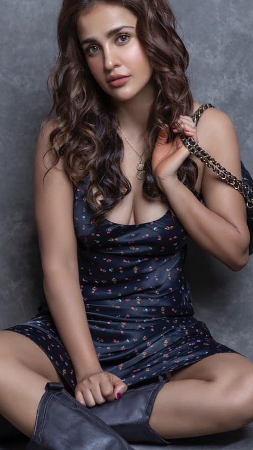 Aisha Sharma, Bollywood oyuncusu HD telefon duvar kağıdı