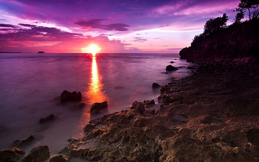 Raggi di sole sulla spiaggia rocciosa, isola di Malapascua, provincia di Cebu Sfondo HD