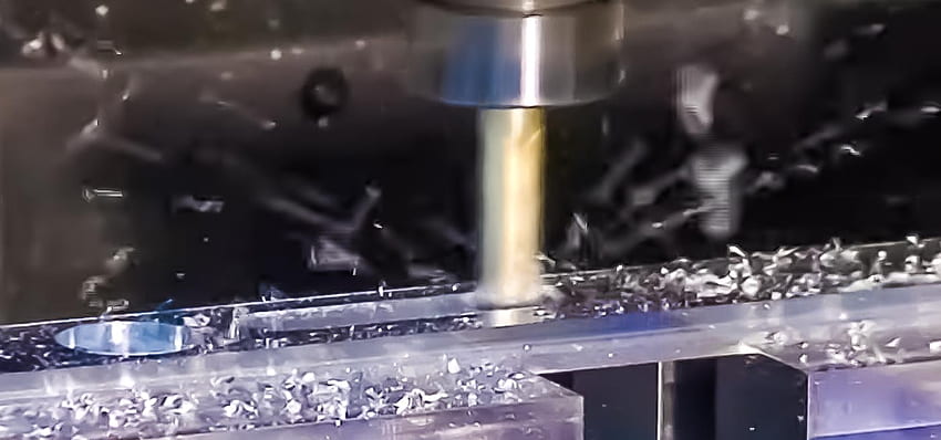Vertica-Fräsen von Metallteilen. CNC-Bearbeitung HD-Hintergrundbild