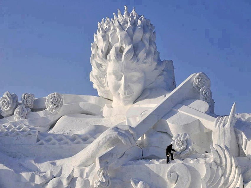 Kobieta ze śniegu i skrzypce, zima, architektura, sztuka na śniegu, kobieta ze śniegu, inne, rzeźby ze śniegu, skrzypce Tapeta HD