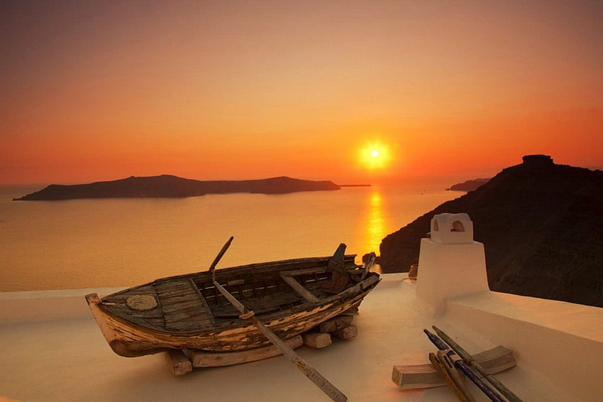 Matahari terbenam Santorini, pulau, perahu, bagus, berapi-api, refleksi, air, matahari, matahari terbenam, keemasan, laut, eksotik, Yunani, indah, oranye, aliran, Santorini, langit, indah Wallpaper HD