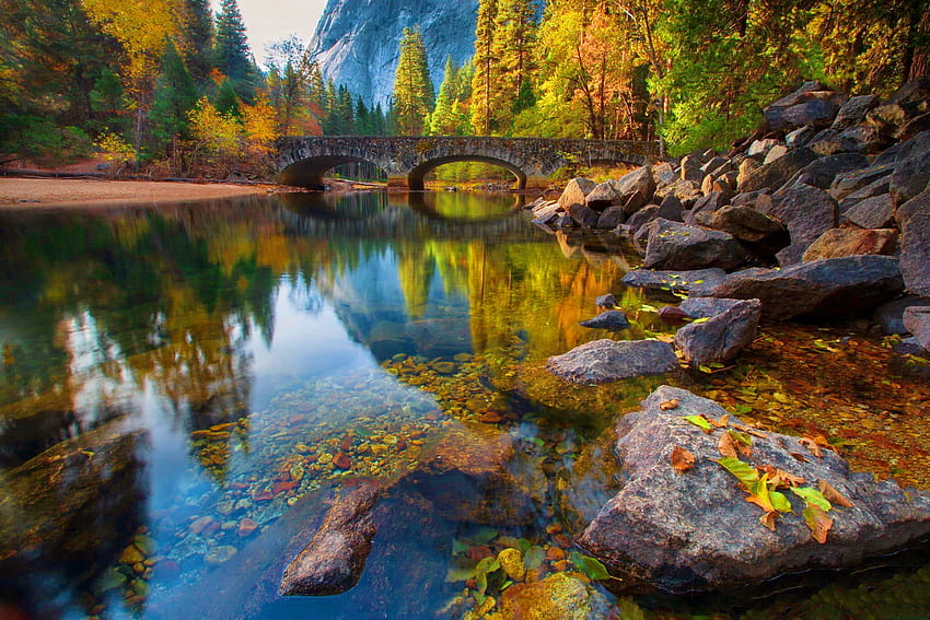 Yosemite NP, yansıma, huzur, göl, sonbahar, güzel, yapraklar, milli park, ağaçlar, köprü, sonbahar, taş, bitki örtüsü HD duvar kağıdı