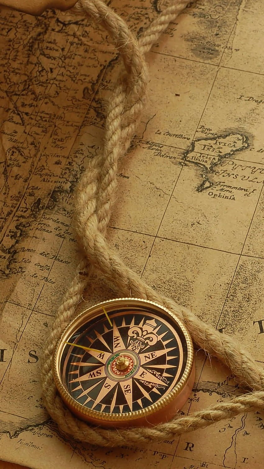 Стара карта и компас. Компас, iPhone, стара карта, морски компас HD тапет за телефон