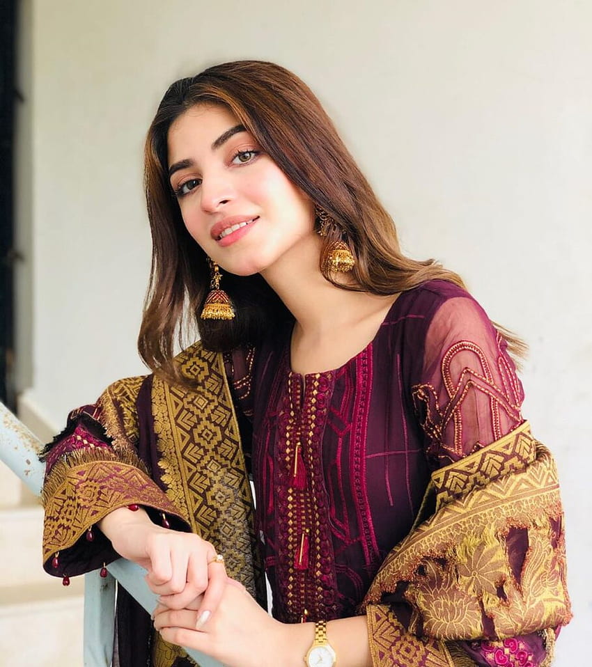 Kinza Hashmi: arrasando em um traje vibrante Papel de parede de celular HD