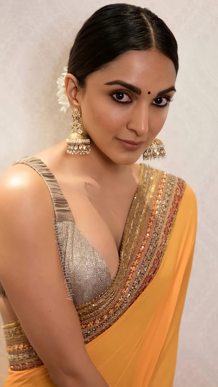 Kiara Advani, atriz de Bollywood Papel de parede de celular HD