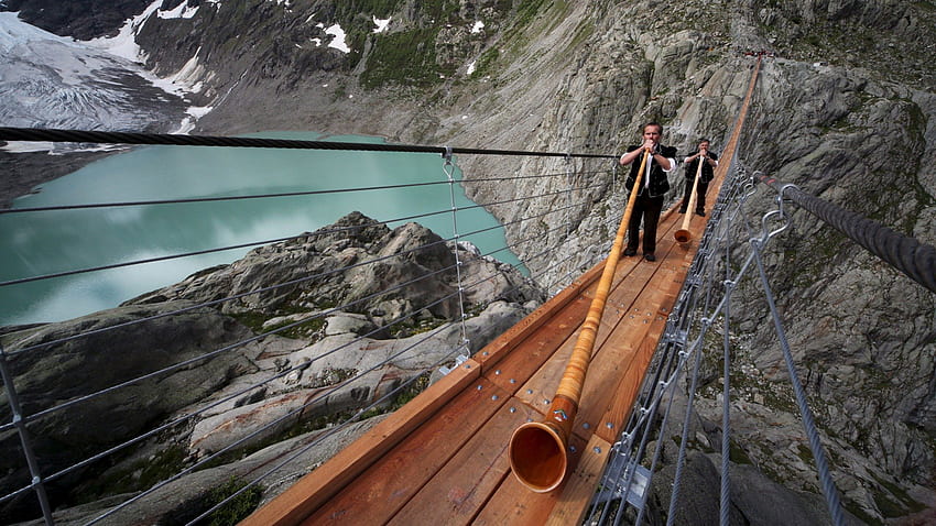 страхотен пешеходен мост в Швейцария, клаксони, скали, играчи, мост, езеро HD тапет