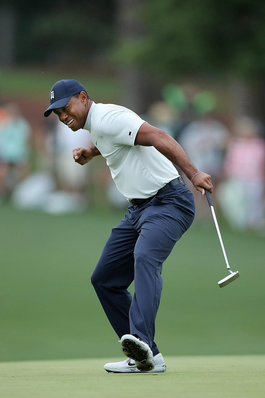 Tiger Woods pisa los talones de los líderes en el Masters fondo de pantalla del teléfono