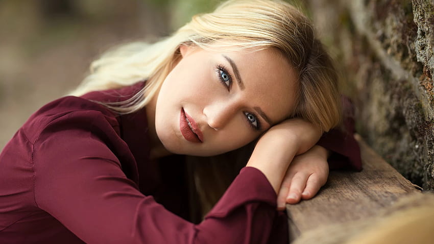 Blonde Blue Eyes Eva Mikulski Kız Modeli Ahşap Üzerine Eğilip Koyu Bordo Renkli Elbise Giyiyor HD duvar kağıdı