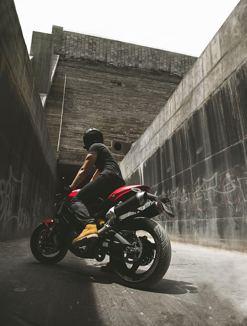 벽, 오토바이, 오토바이 운전자, 헬멧, 오토바이, 콘크리트 HD 전화 배경 화면