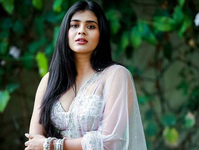 Hebah Patel turns a singer for a live band HD wallpaper