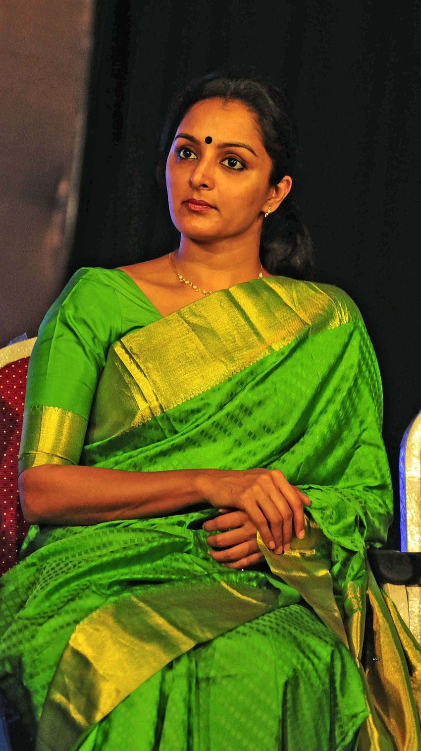 Guerrera manju, actriz mallu, sari verde fondo de pantalla del teléfono