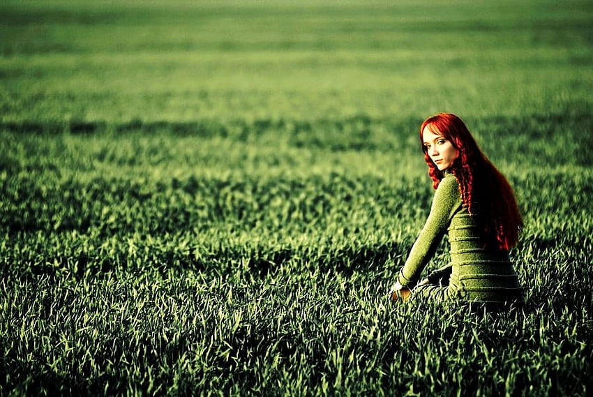 Красота в зелено, поле, зелено, червена коса, трева, жена HD тапет