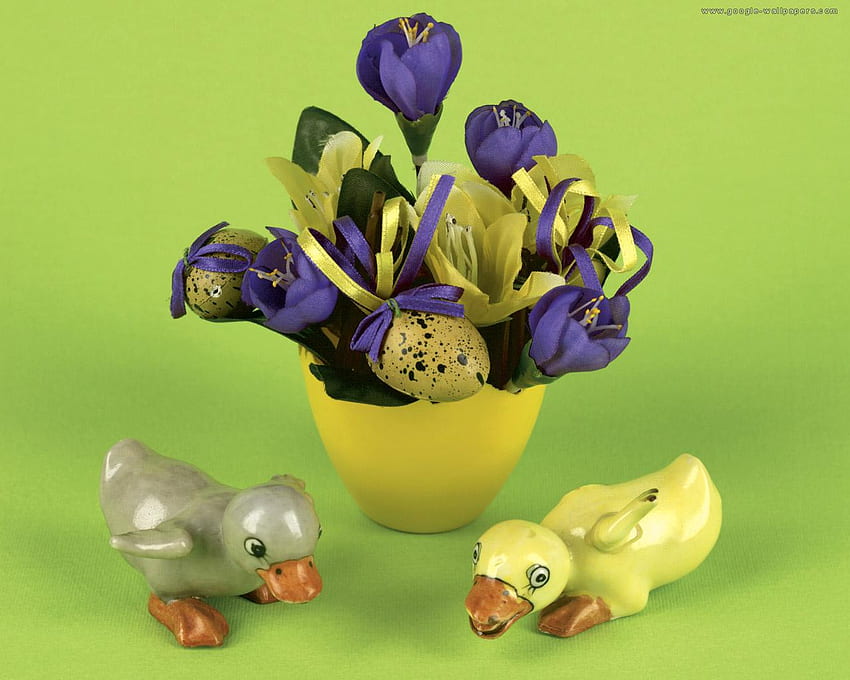 Decoración de Pascua, jarrón amarillo, decoración de huevos, hermoso, estatuas de patos, flores azules. fondo de pantalla