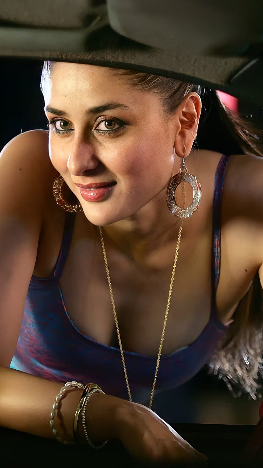 Karina Sex Video - Kareena Kapoor, bollywood actress, cleavage HD phone wallpaper | Pxfuel