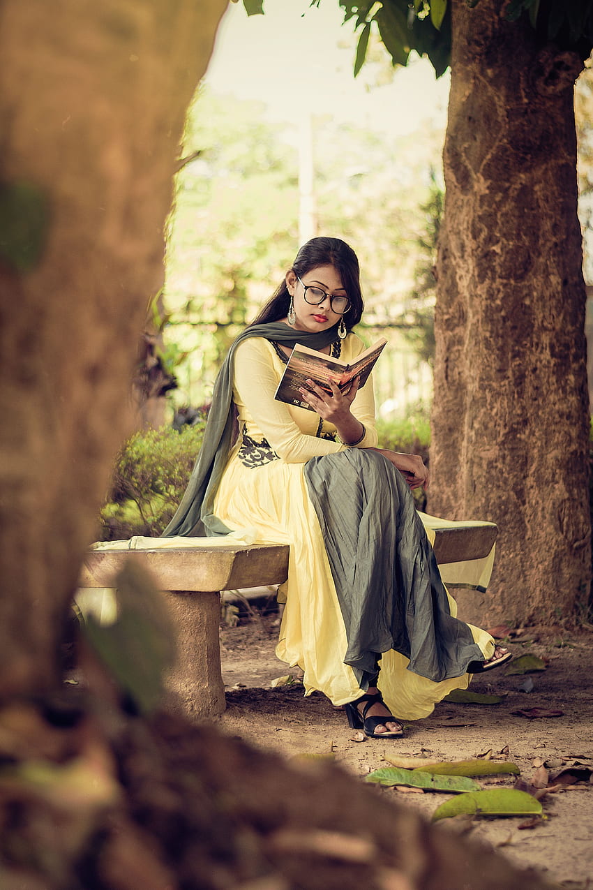 Kobieta czytająca książkę · , dziewczyna czytająca Tapeta na telefon HD