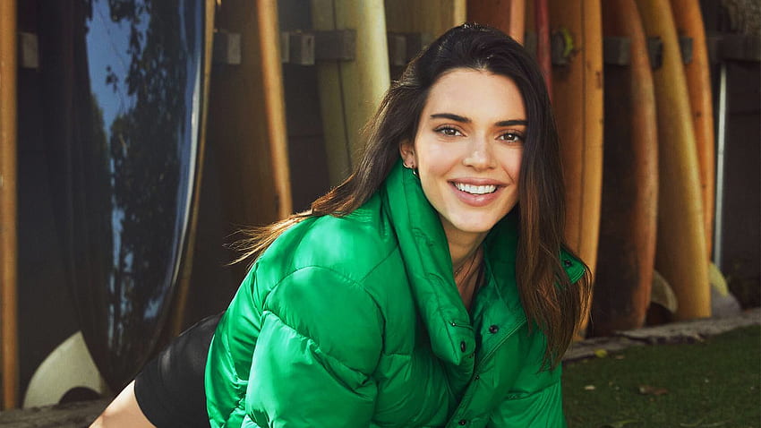 Smiling Kendall Jenner Girl Model Is Wearing Green Jerkin Black Shorts Girls HD wallpaper