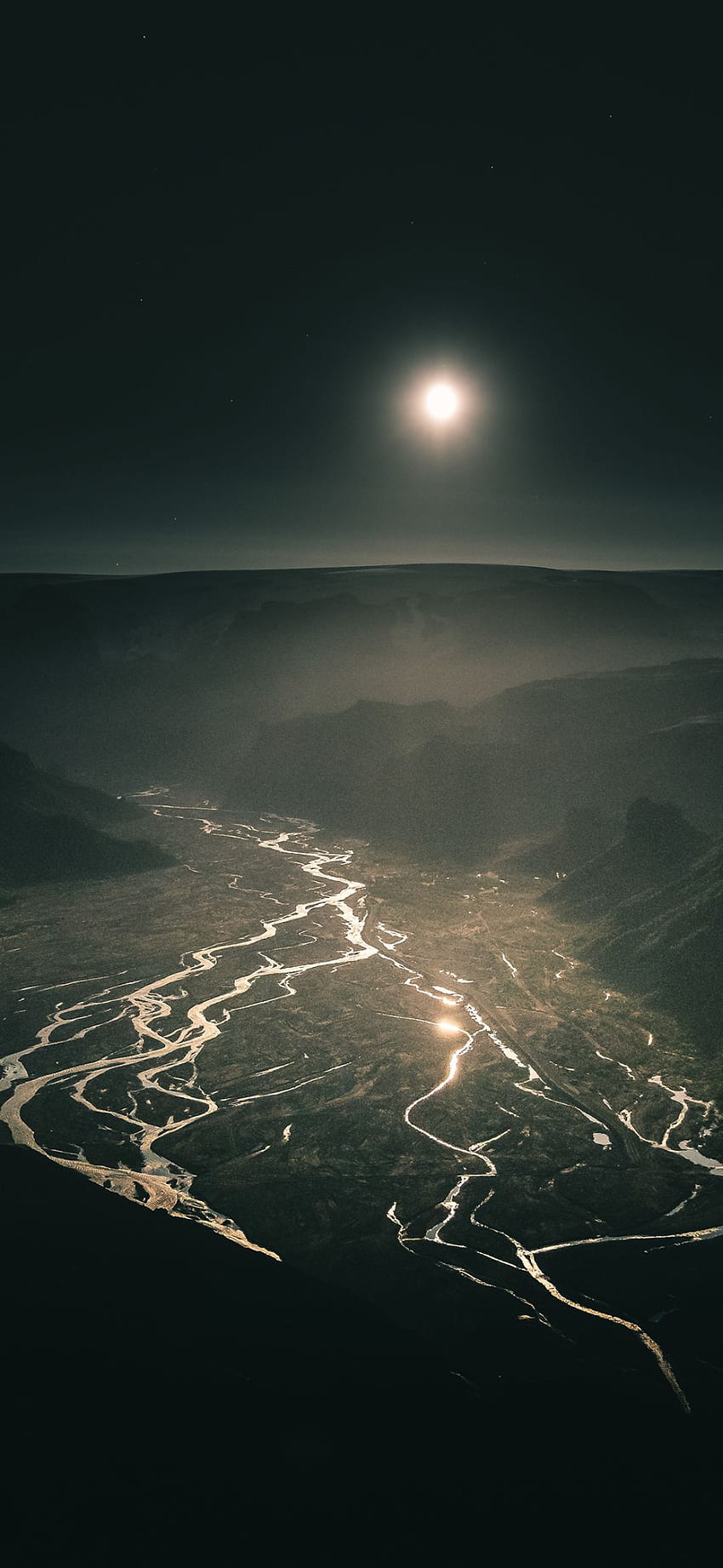Vollmond über dem Gebirgsfluss bei Nacht, 1080 x 2340 Grau HD-Handy-Hintergrundbild