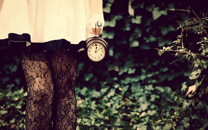 彼女の手、ストッキング、ドレス、生きているヴィンテージ時計を保持している女の子 高画質の壁紙
