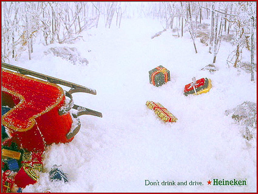 Nicht trinken und fahren, Winter, Geschenke im Schnee, Heiniken, Unfall, Schnee, Weihnachten, Bäume, Schlitten des Weihnachtsmanns HD-Hintergrundbild