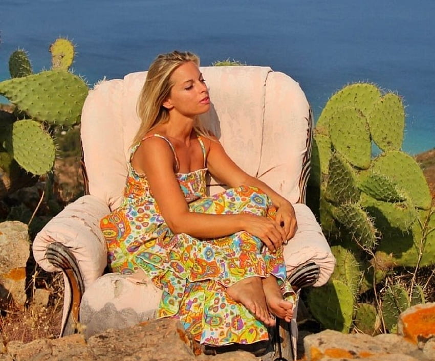 Francesca Leto, na zewnątrz, blondynka, paski spaghetti, osobowość radiowa i telewizyjna, kaktusy, widok na ocean, fotel, letnia sukienka Tapeta HD