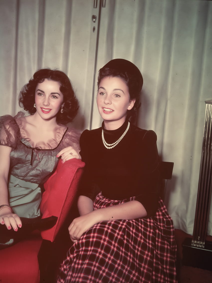 เอลิซาเบธ เทย์เลอร์ และจีน ซิมมอนส์ ทศวรรษ 1950 ฌอง ซิมมอนส์, อลิซาเบธ เทย์เลอร์, นักแสดงหญิง วอลล์เปเปอร์โทรศัพท์ HD
