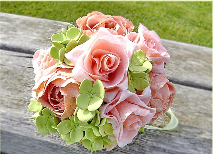 Pastellschönheit für Cica, Tisch, grüne Blätter, rosa Rosen, Blumen, Arrangement HD-Hintergrundbild