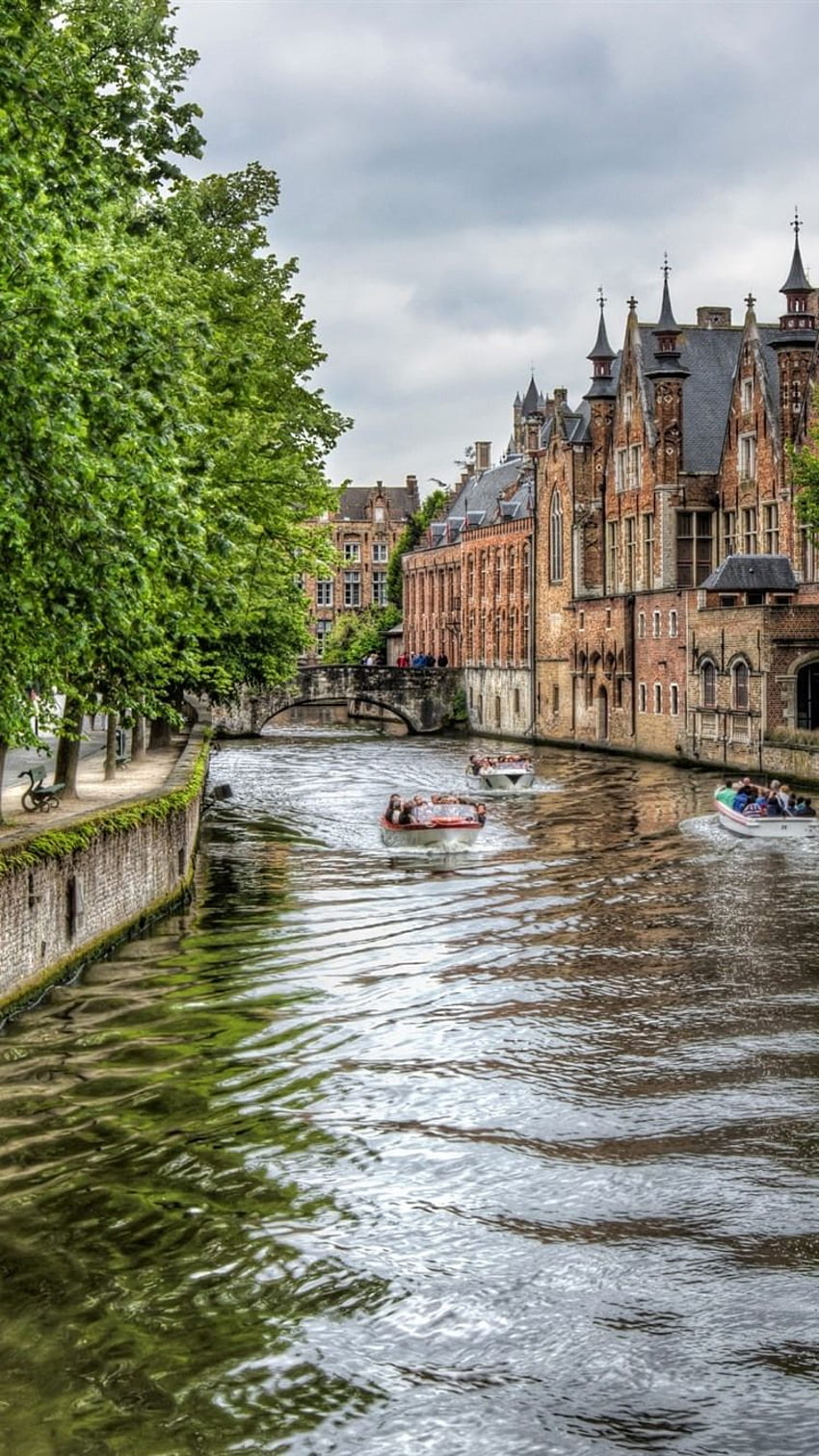 ベルギー、ブルージュ、川、ボート、都市、住宅 HD電話の壁紙