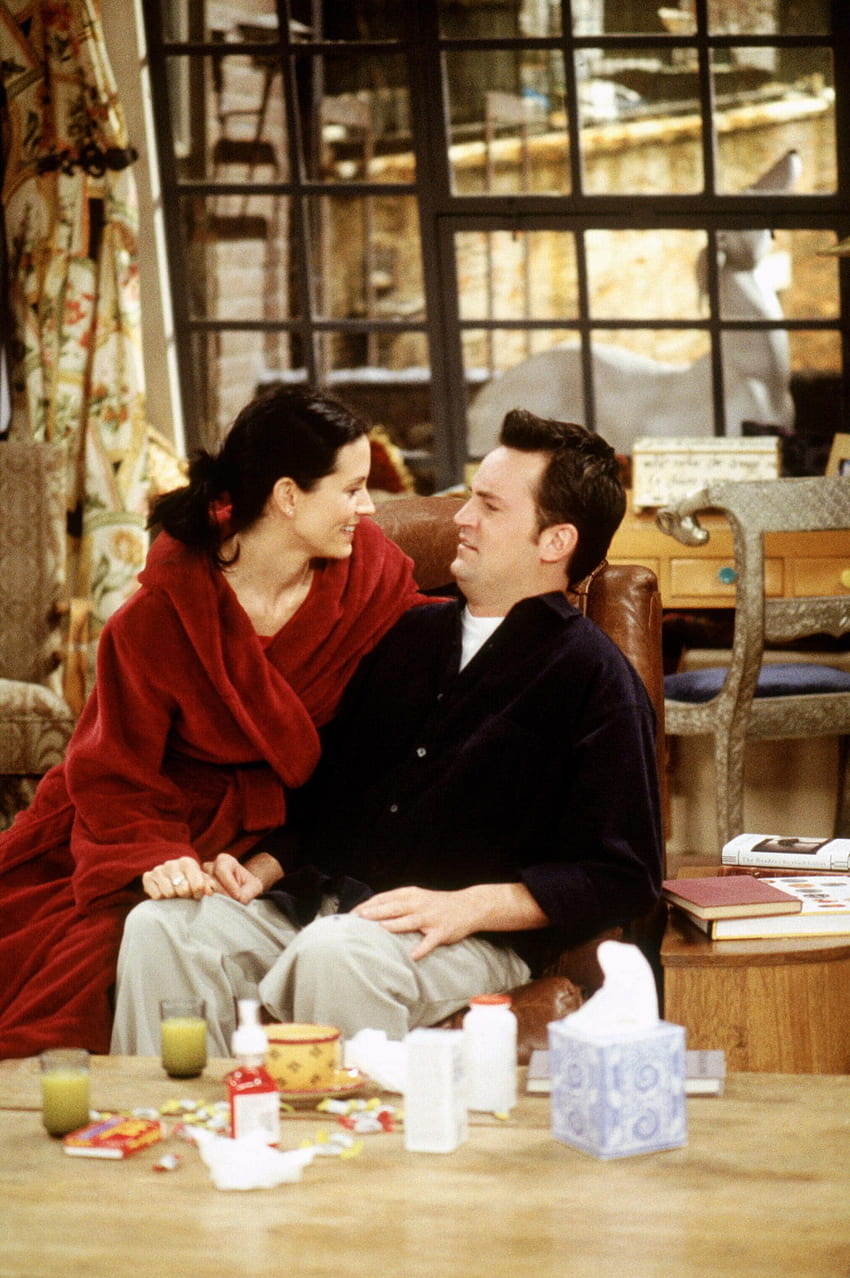 Monica and Chandler Bing's love through HD phone wallpaper