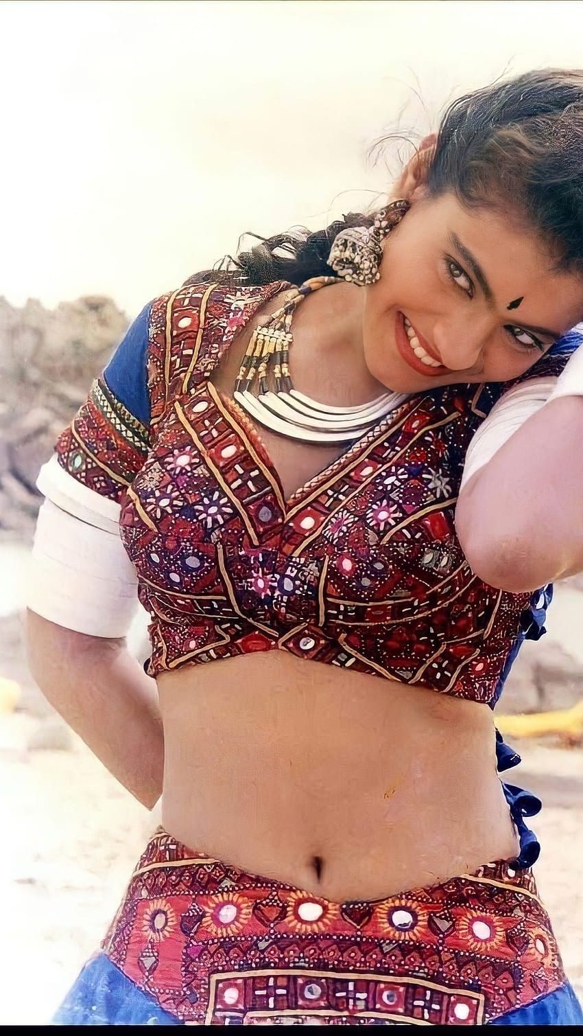 Kajol, actrice bollywoodienne, nombril Fond d'écran de téléphone HD