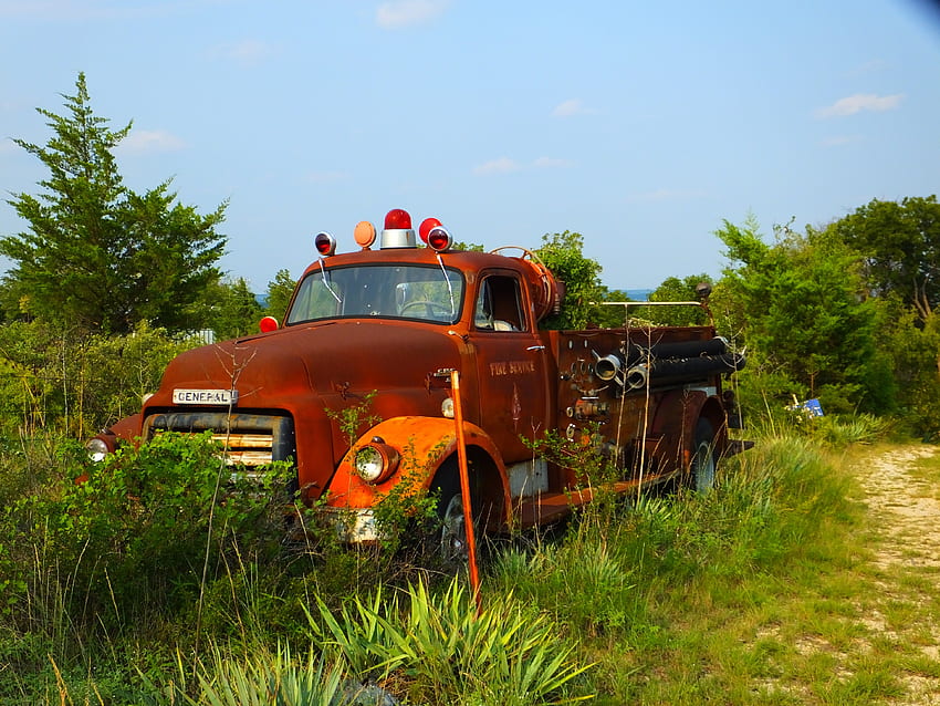 Altes Feuerwehrauto auf der Weide, Shabby Chic, Ländlich, Feuerwehrauto, Antik, Cool, Country, Vintage HD-Hintergrundbild