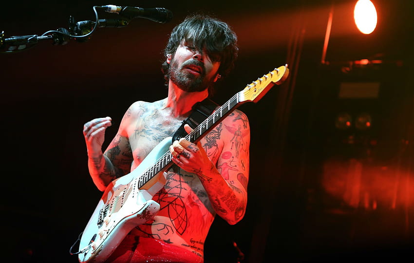 Biffy Clyro's Simon Neil was warned about hearing loss by HD wallpaper