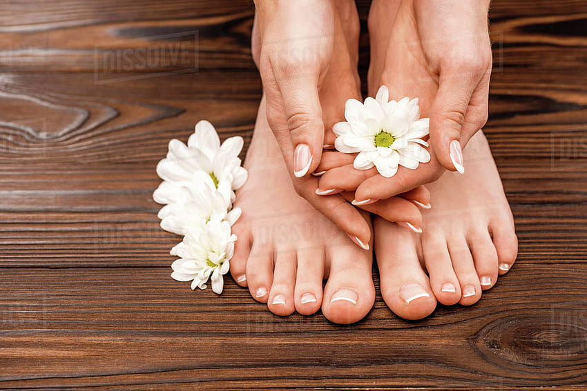 Vista ritagliata di mani e piedi femminili con medicina e pedicure su superficie di legno, Manicure Pedicure Sfondo HD