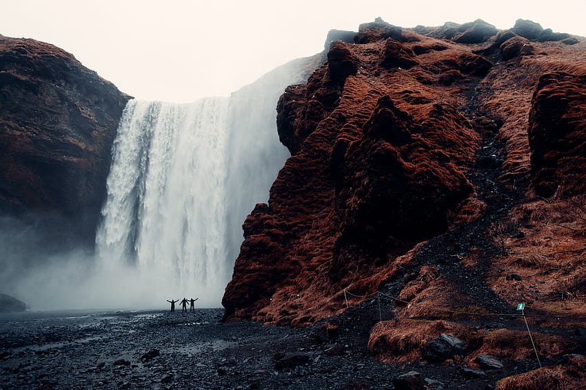 Трима мъже, стоящи близо до водопади · Сток, Сам Колдър HD тапет
