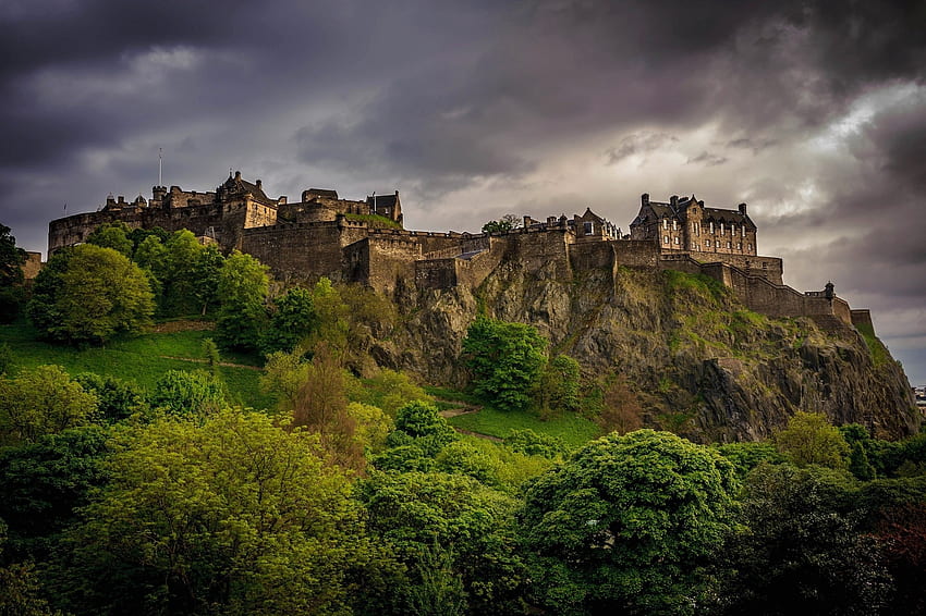 Il castello su una collina a Edimburgo, nuvole, alberi, natura, castello, foresta, collina, montagna Sfondo HD