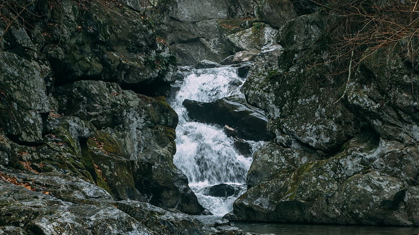 Wasserfallstrom zwischen algenbedeckten Steinen Felsen Natur HD-Hintergrundbild