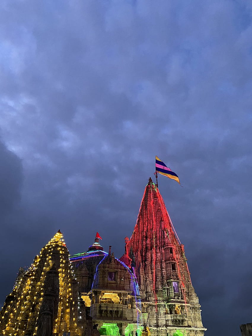 Shri Dwarkadhish Temple Dwarka - Shri Dwarkadhish Jagad Mandir блести с декорации в навечерието на Shri Krishna Janmahotsav. Без значение храмът остава затворен поради пандемия, вълнение и инерция HD тапет за телефон