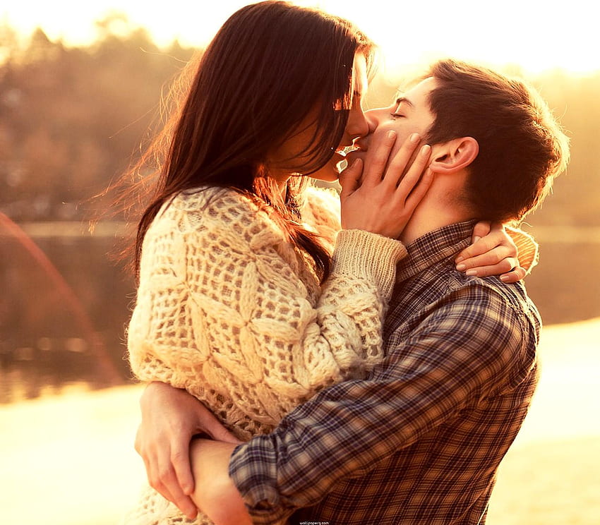 Abrazos y besos calientes - Marido y mujer besándose en el Islam - fondo de pantalla