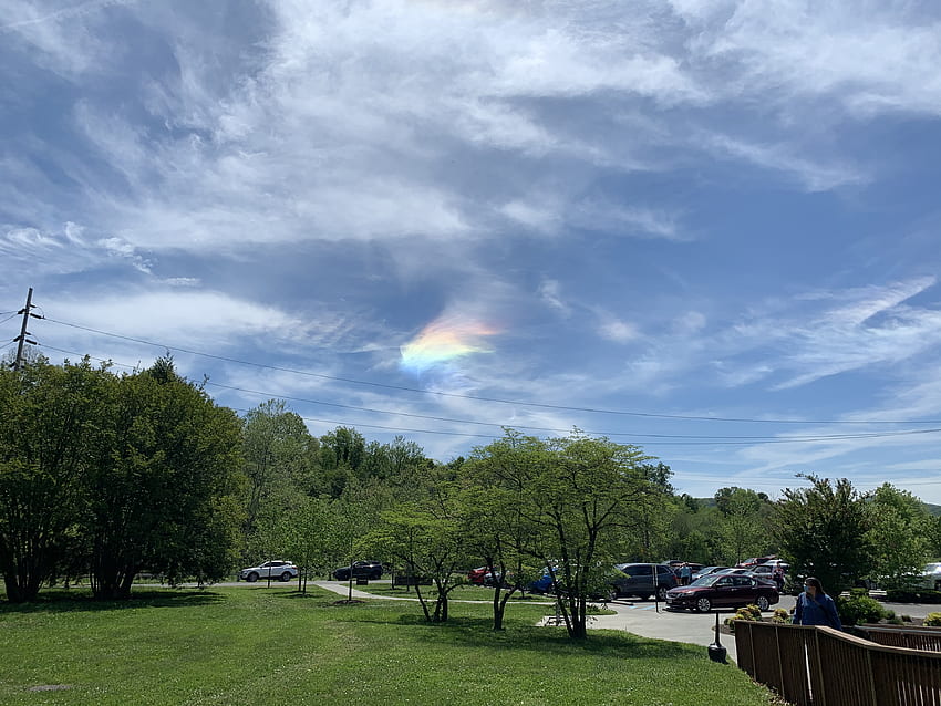 日曜日の「虹雲」は見ましたか？ 雲の虹色について説明します 高画質の壁紙