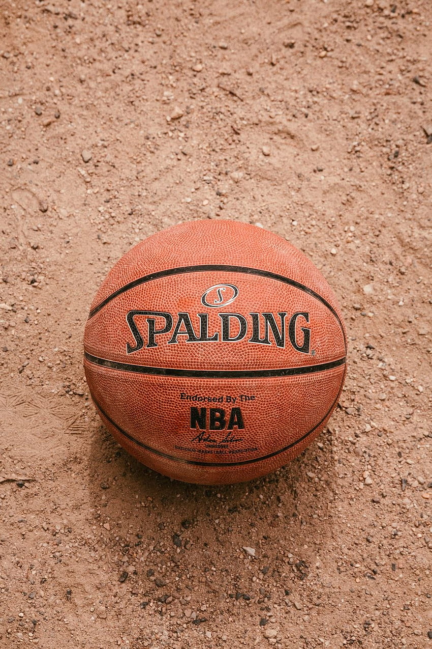 кафява баскетболна топка върху бял пясък – Ball, Spalding HD тапет за телефон