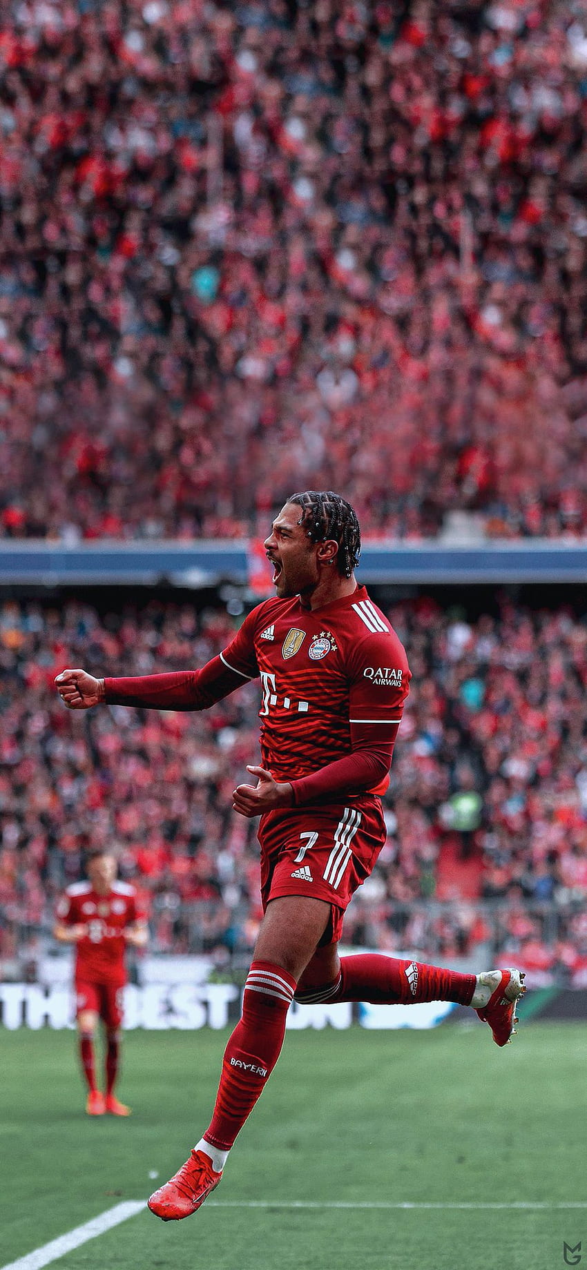 Gnabry, rouge, uniforme de sport, football, Bayern Fond d'écran de téléphone HD