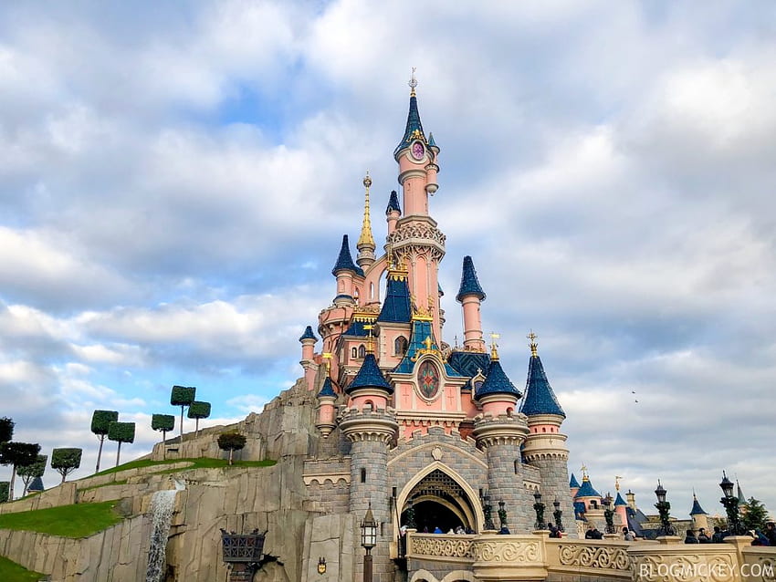RUMOR: Sleeping Beauty Castle May Undergo Extensive Refurbishment at Disneyland Paris; No Christmas Lights Installed This Year HD wallpaper