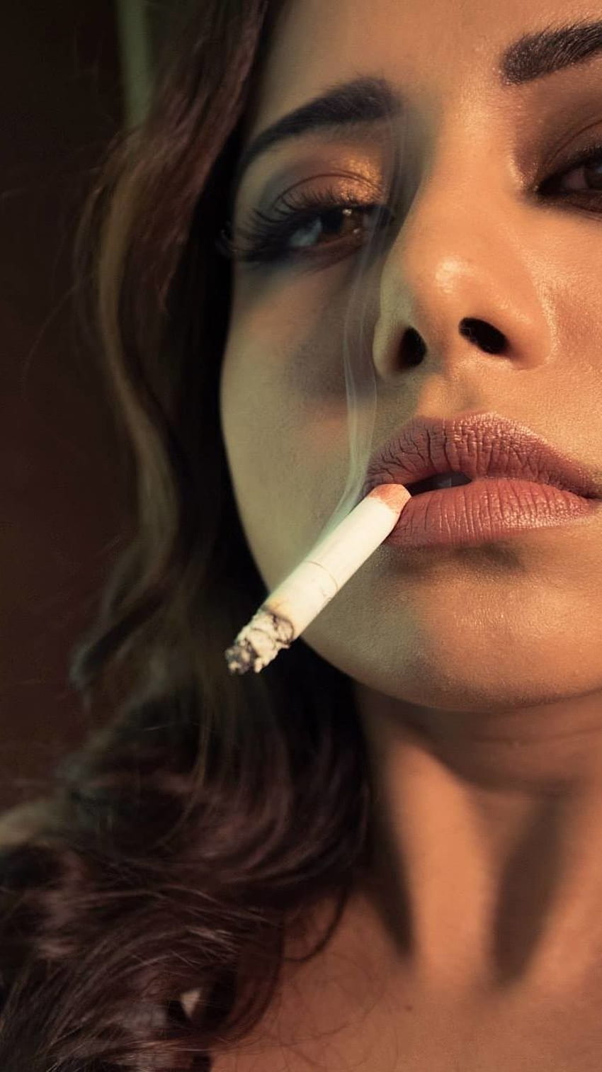 Raiza Wilson, rauchend HD-Handy-Hintergrundbild