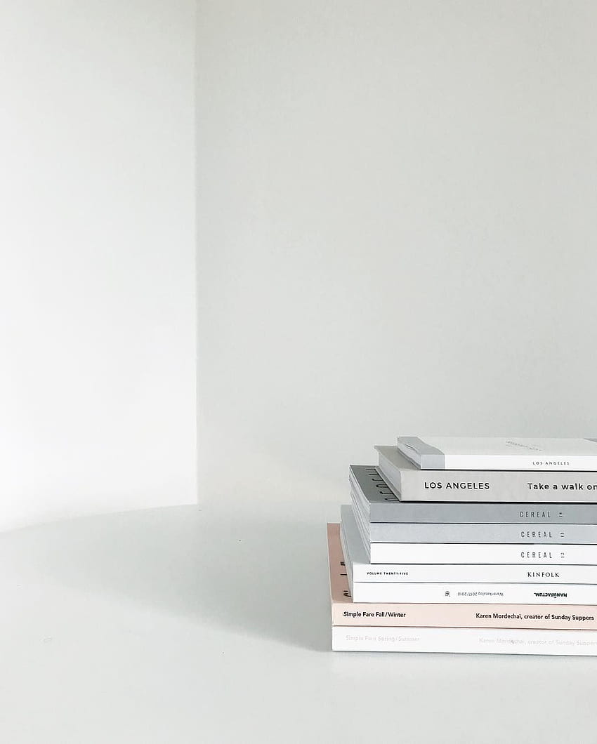 książki na biurku. Biała estetyka, minimalistyczna grafika, minimalistyczne, minimalistyczne biuro Tapeta na telefon HD