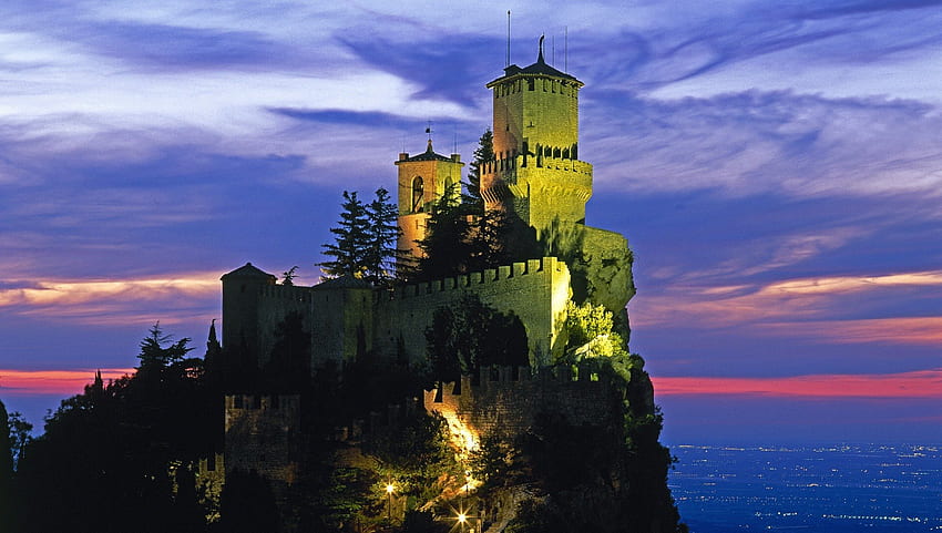 magnifique château de nuit, nuit, ville, nuages, château, montagne Fond d'écran HD