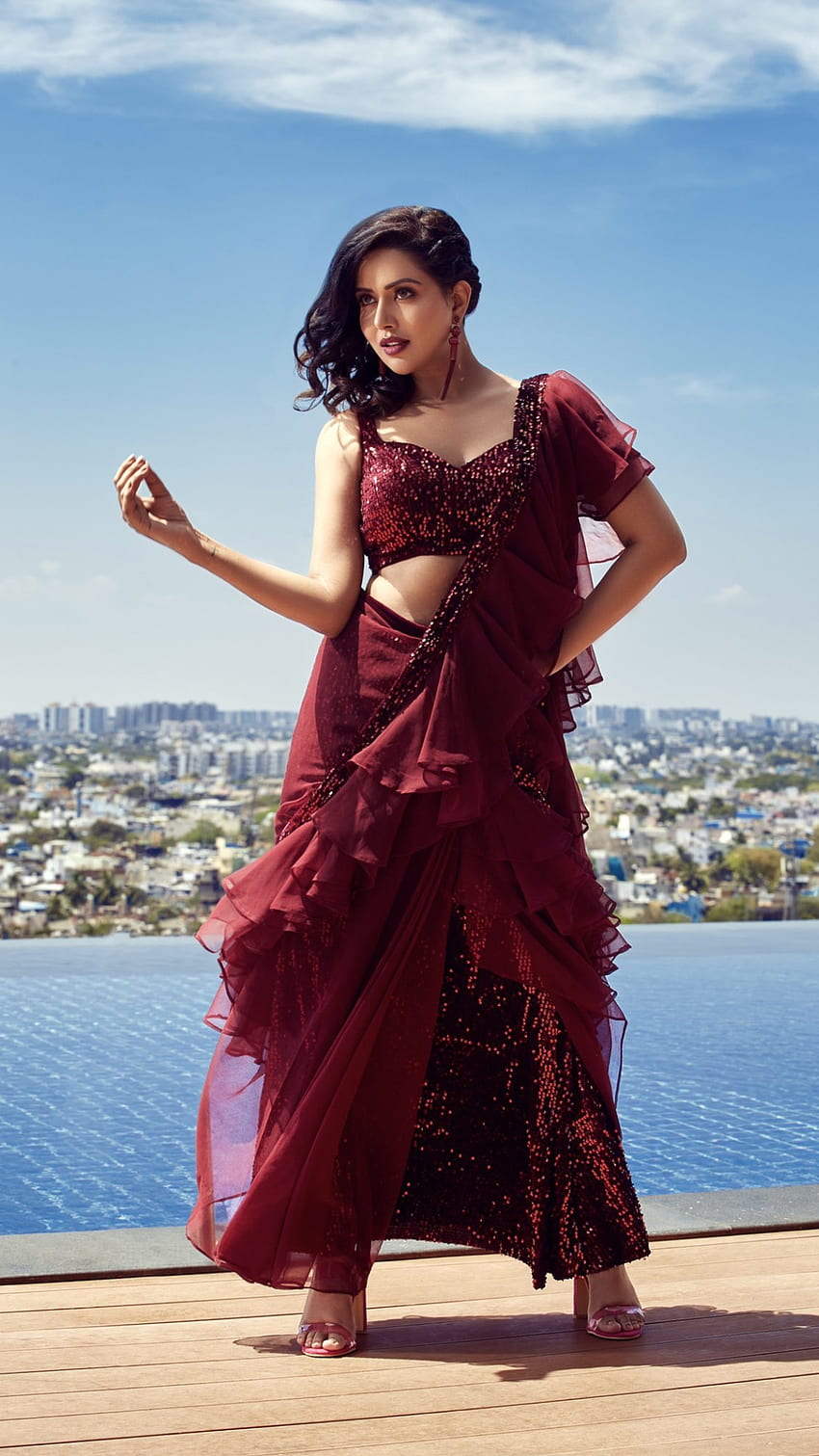 Raiza Wilson, sari, langit, cantik, cantik, aktris India, saree, merah anggur, fashion wallpaper ponsel HD