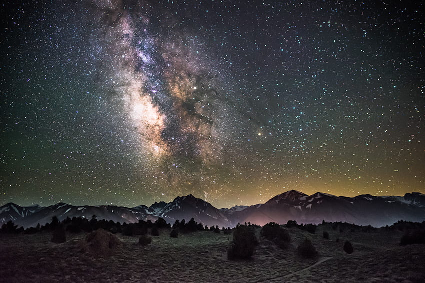 กลางคืน จักรวาล ภูเขา ท้องฟ้าเต็มไปด้วยดวงดาว กาแล็กซี วอลล์เปเปอร์ HD