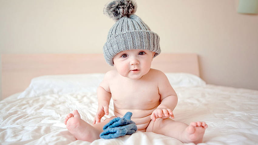 Bayi Anak Lucu Duduk di Tempat Tidur Putih Mengenakan Topi Rajutan Wol Abu Lucu Wallpaper HD
