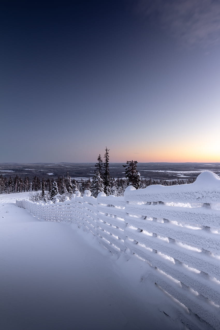 Givre, couche de neige, paysage, hiver, coucher de soleil, clôture Fond d'écran de téléphone HD